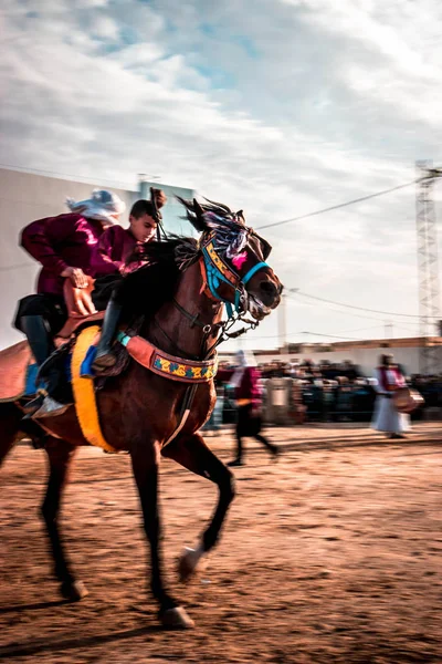 Zwart Wit Beeld Van Paardrijden Tijdens Een Traditioneel Feest — Stockfoto
