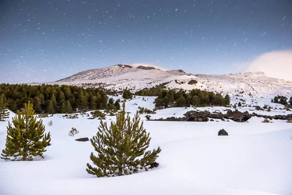 Unglaubliche Verschneite Nächtliche Landschaft Vulkan Ätna Und Sternenhimmel — Stockfoto