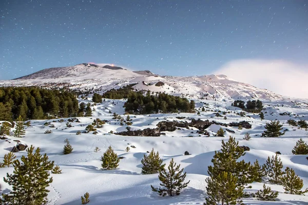 Otroligt Snöigt Nattlandskap Vulkan Etna Och Stjärnklar Himmel — Stockfoto