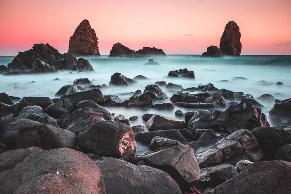 Rotsen Bij Zonsondergang Zee — Stockfoto