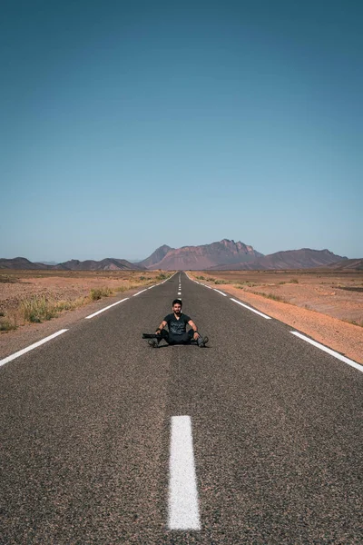 男孩拿着相机在路中间摆姿势拍照 访问摩洛哥的游客 — 图库照片