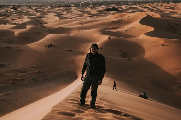 Młody Fotograf Saharze Turysta Odwiedzający Pustynię — Zdjęcie stockowe