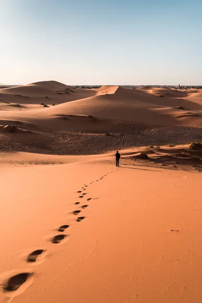 Guy Walking Taking Photo Sahara Desert — Stock Photo, Image