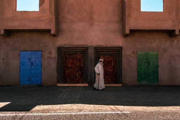 Scenic View Morocco Old Doors Buildings Man White Looking Camera — Zdjęcie stockowe