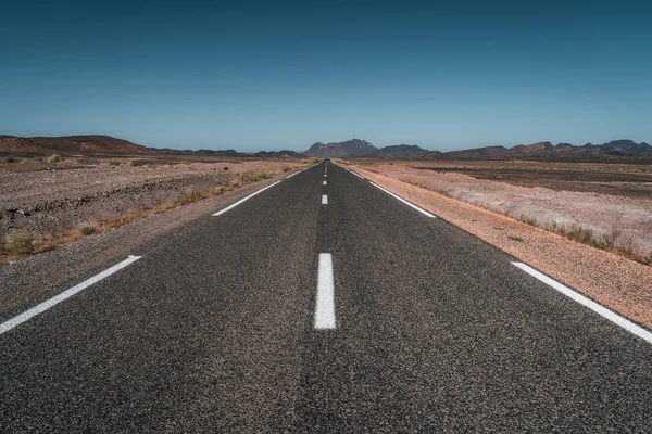 沙漠中的道路 — 图库照片