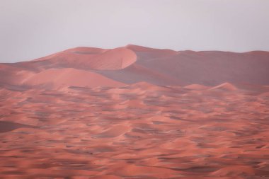 Merzouga, Fas 'ın Sahra Çölü' ndeki muhteşem manzara. Muhteşem gün batımı ve kum tepeleri