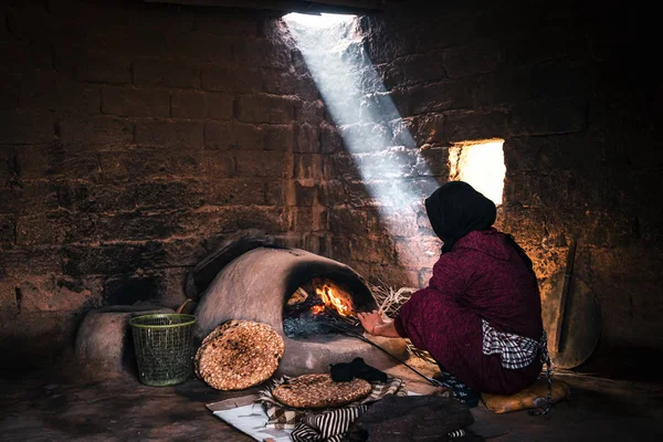 Sahra Çölü 'nde ekmek ve çay yapan kadın, göçebe kabileler, pencereden gelen güneş ışığı.