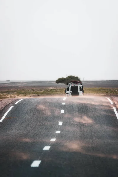 在摩洛哥不可思议的场景 沙尘暴和汽车在路上穿行 — 图库照片
