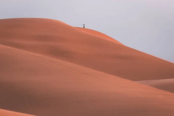 Człowiek Robi Sobie Selfie Nad Najwyższą Wydmą Saharze Maroku Safari — Zdjęcie stockowe