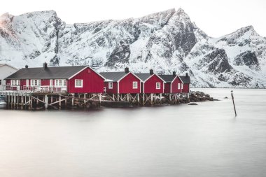 Rorbu 'nun güzel görüntüsü, Lofoten Adaları' ndaki balıkçıların tipik evi.