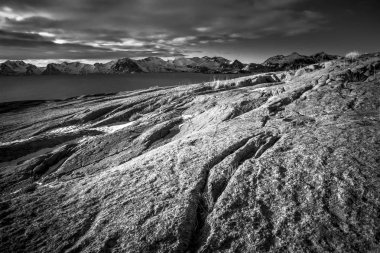 Atlantik Okyanusu 'ndaki kayaların eğimli görüntüsü