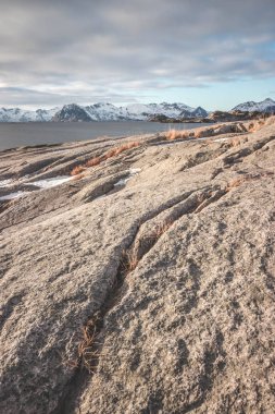 Denizde kayalar, kışın Atlantik Okyanusu