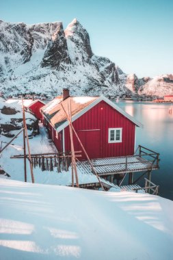 Dağlardaki göldeki ev, Reine, Lofoten Adaları 'ndaki balıkçı köyü - Norveç
