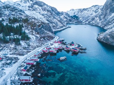Renkli evleri olan güzel kış manzarası, Nusfjord, Lofoten Adaları balıkçı köyü