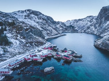 Dağlar manzarası, Lofoten Adaları, Nusfjord köyü, rorbu