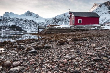 Dağlardaki kırmızı ev.