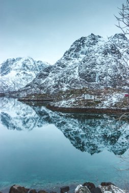 Kullanılacak en manzaralı yollardan biri ünlü Buz Tarlaları Parkway 'dir. Banff Ulusal Parkı ve Jasper Ulusal Parkı 'nda bir yolculuk. Rocky Dağları 'nın çevresini görkemli bir şekilde geziyor.