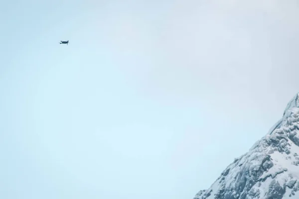 Drone Létání Pozadí Sněhem Mraky — Stock fotografie