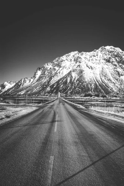 Dağlarda Siyah Beyaz Yol — Stok fotoğraf