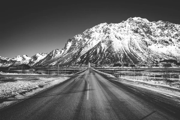 山区道路的黑白照片 — 图库照片