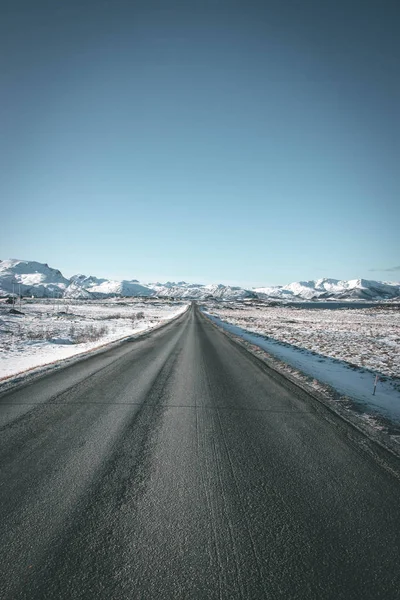 空旷的山路 雪地的风景 — 图库照片