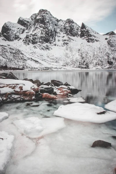 Winterlandschaft Mit Schnee Und Bergen — Stockfoto