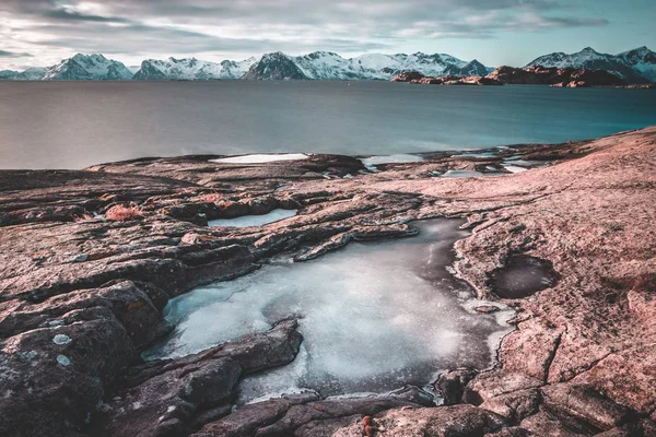 美丽的海滨 冰冷的岩石中的水 — 图库照片