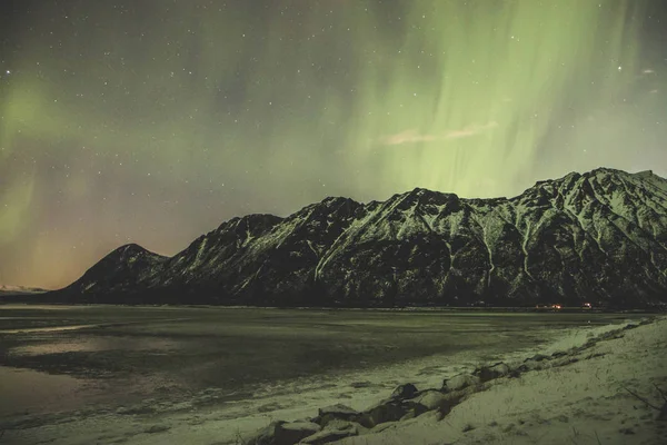 Kuzey Işıkları Lofoten Adaları Ile Güzel Yeşil Dağ Manzarası — Stok fotoğraf