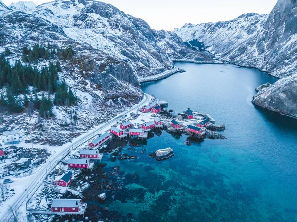 罗浮敦群岛Nusfjord渔村美丽的冬季风景和五彩缤纷的房屋 — 图库照片