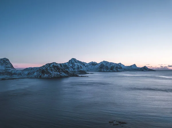 Dağları Denizi Olan Güzel Bir Manzara — Stok fotoğraf