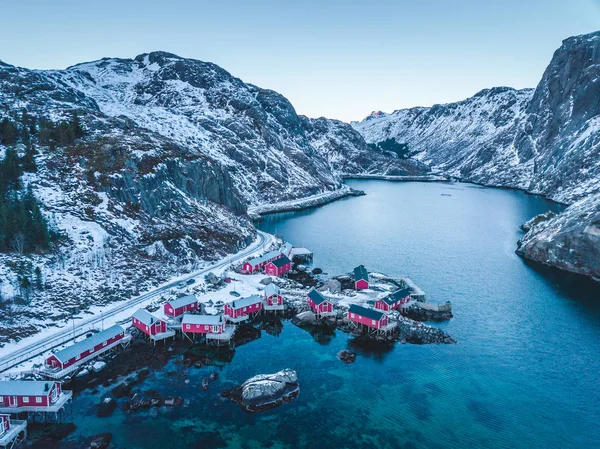 在挪威 典型的景象是 红色的房屋被白雪覆盖着 Lofoten群岛Nusfjord村 — 图库照片