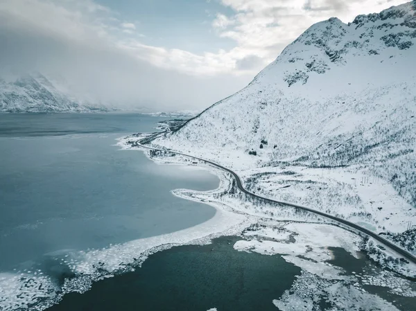 Απίστευτο Χιονισμένο Τοπίο Δρόμος Ανάμεσα Στα Βουνά Και Θάλασσα Αρκτικός — Φωτογραφία Αρχείου