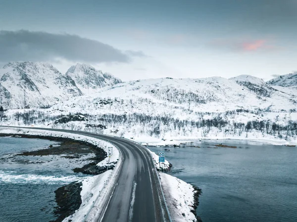 信じられないほどの雪景色 山と海の間の道路 北極圏 — ストック写真