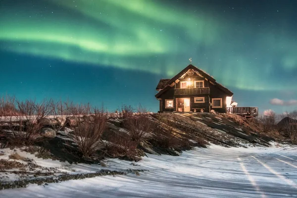 ノルウェー ロフテン島の北のライト 素晴らしい夜の風景 星空の下の木造住宅 — ストック写真