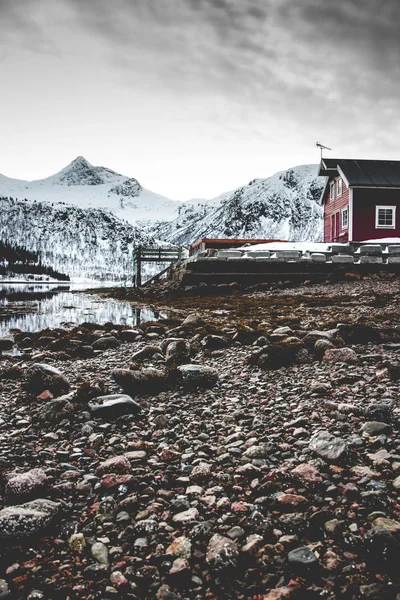 Dağların Üstündeki Göldeki Kırmızı Norveç Lofoten Adaları Nın Muhteşem Manzarası — Stok fotoğraf
