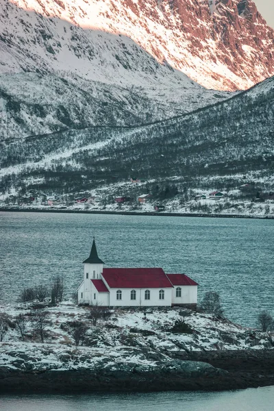 Kış Günü Deniz Suyu Dağlarla Çevrili Bir Kilise Lofoten Adaları — Stok fotoğraf