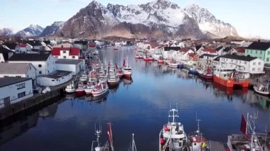 Henningsvaer Limanı, Lofoten Adaları 'nın hava görüntüleri.