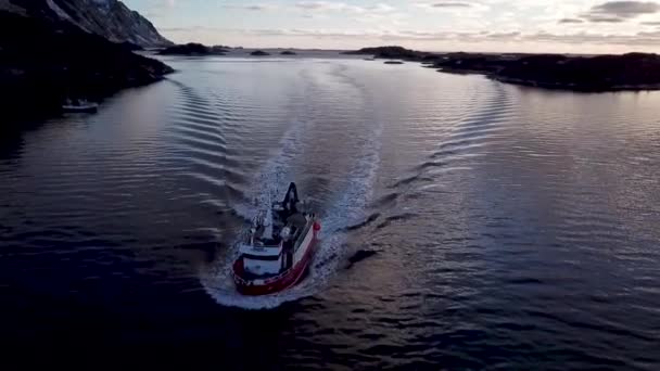 Barco Pesca Que Navega Nas Águas Norte Ilhas Lofoten — Vídeo de Stock