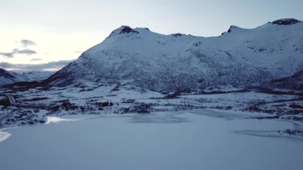 Drone vue aérienne des montagnes des îles Lofoten — Video