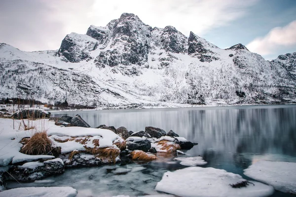 Wunderschöne Landschaft Mit Bergen Und Schnee — Stockfoto