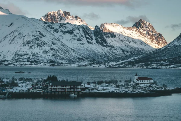 在冬季被海水和高山环绕的教堂 挪威罗浮敦群岛 — 图库照片