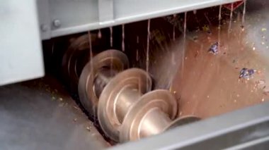 Şarabı alabilmek için kaideye bir demet üzüm sıkıştırmak...