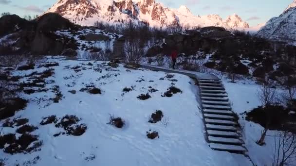 Άνθρωπος Που Περπατά Στα Χιονισμένα Βουνά Νήσοι Lofoten Νορβηγία — Αρχείο Βίντεο