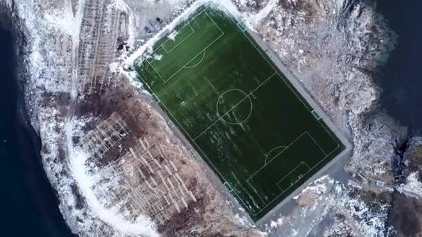 Luftaufnahmen Einer Sportanlage Inmitten Der Berge Henningsvaer Fußballplatz Ozean — Stockvideo