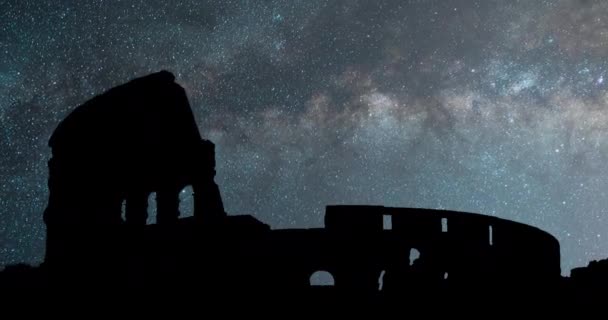 Das Kolosseum Von Rom Italien Zeitraffer Der Milchstraße Der Nacht — Stockvideo