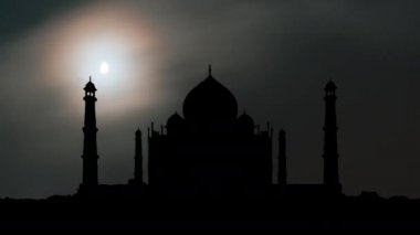 Taj Mahal 'in gece vakti doluyor, Ay ve bulutlar