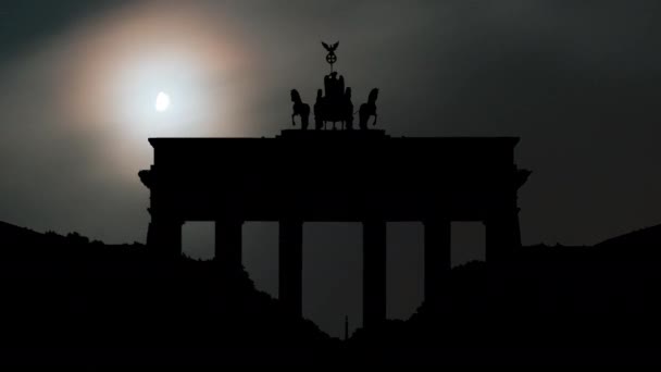 Time Lapse Porta Brandeburgo Berlino Luna Nuvole Notte — Video Stock