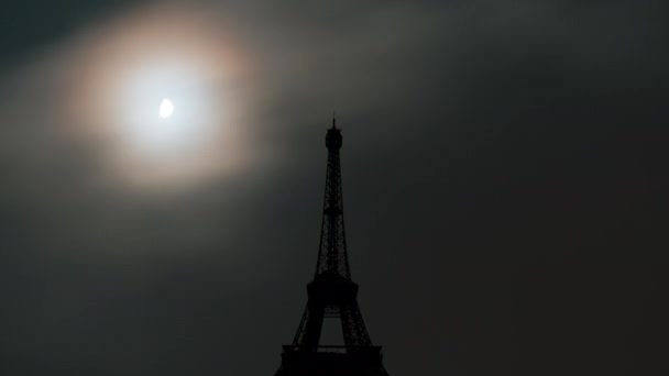 Время Луны Облаков Ночью Эйфелева Башня Париж — стоковое видео