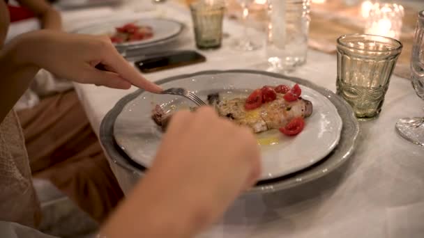 Fille manger du poisson dans un restaurant de luxe — Video