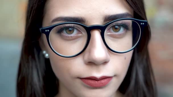 Face Retrato Cerca Hermosa Chica Joven Mirando Cámara — Vídeo de stock